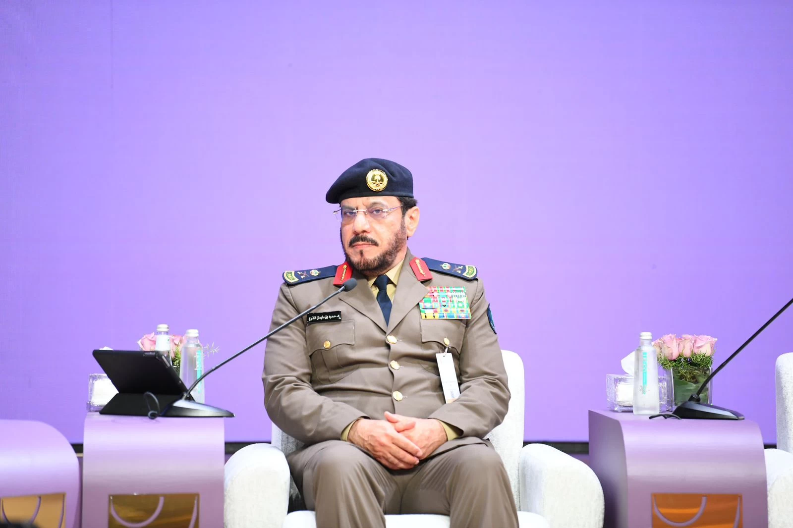 اللواء الفرج في جلسة حوارية بمؤتمر و معرض خدمات الحج والعمرة
