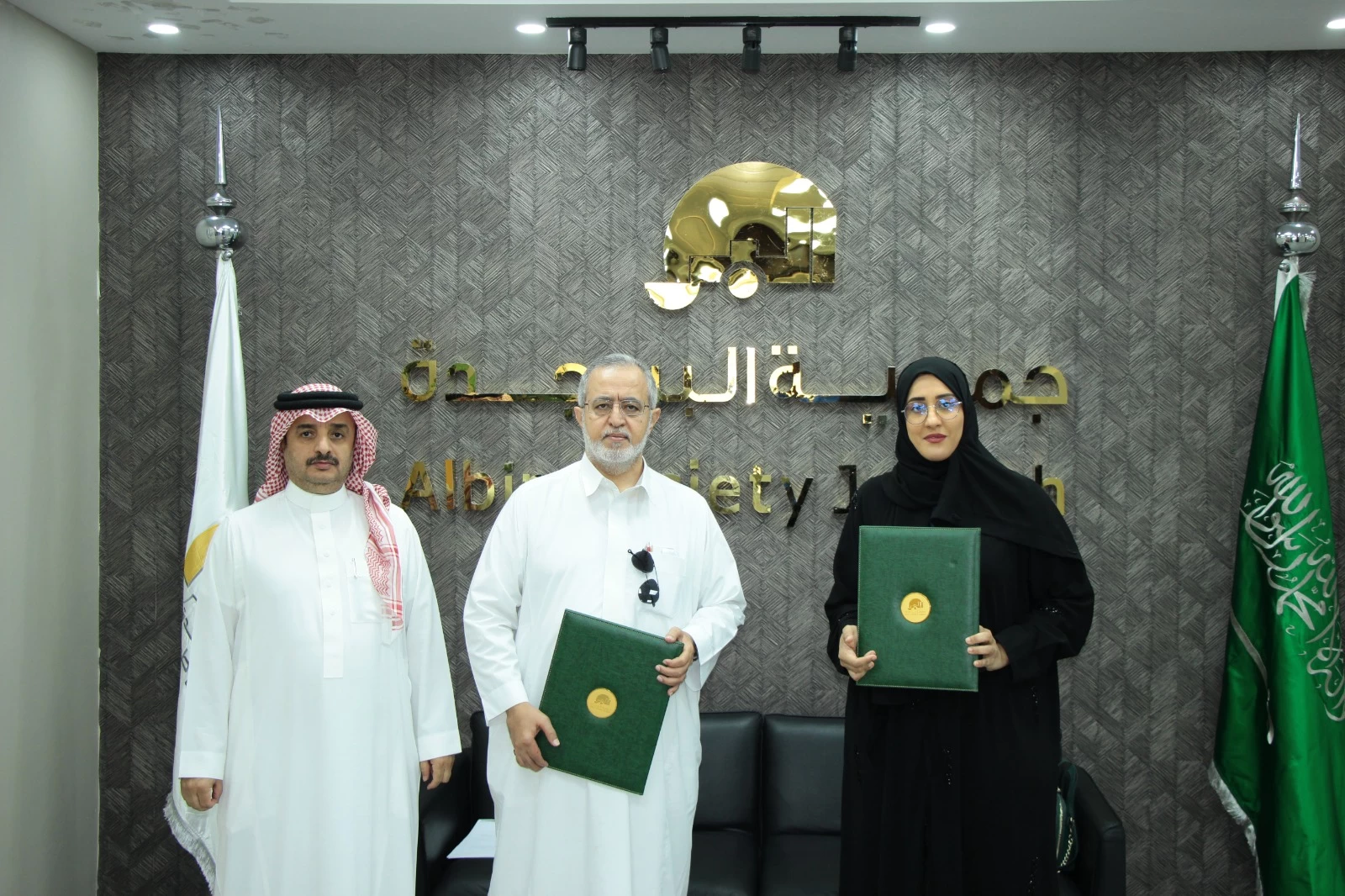 "بر جدة" ووقف الوالدين يوقعان مذكرتي تفاهم مع "ملتقى الأدباء" لدعم الخدمات المجتمعية 