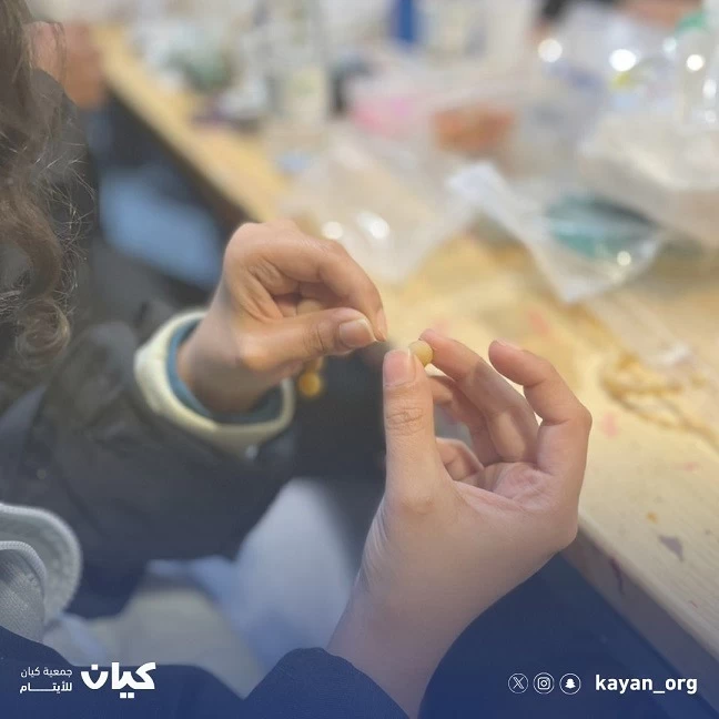 جمعية "كيان" للأيتام تؤهل مستفيداتها مهنيا" من خلال صناعة الإكسسوارات" بالأحجار الكريمة "