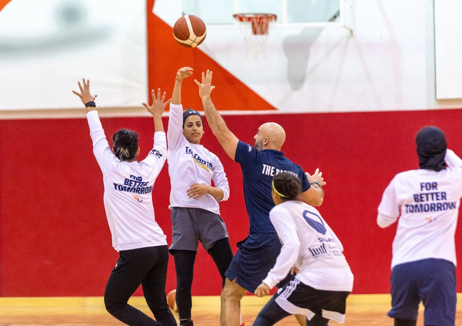 سلة العاصمة تلاقي الشارقة غداً..وكاراتيه الاتحاد وصلت و قوى الخليج تدشن مشاركتها في أندية السيدات العربية