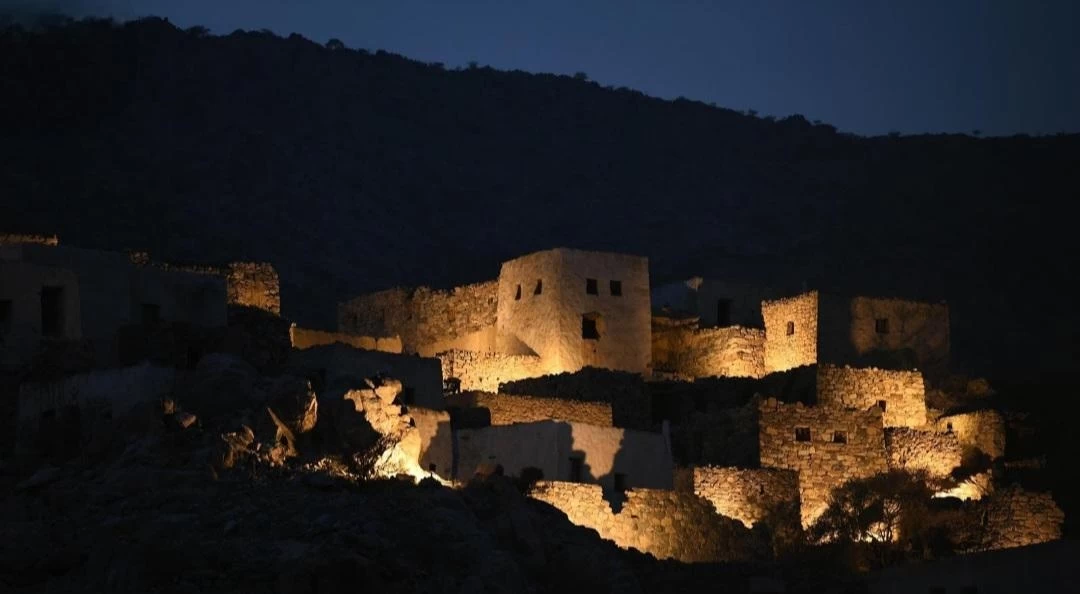 الحنين للماضي يعيد تأهيل قرية( العروض ) بمحافظة المجاردة 