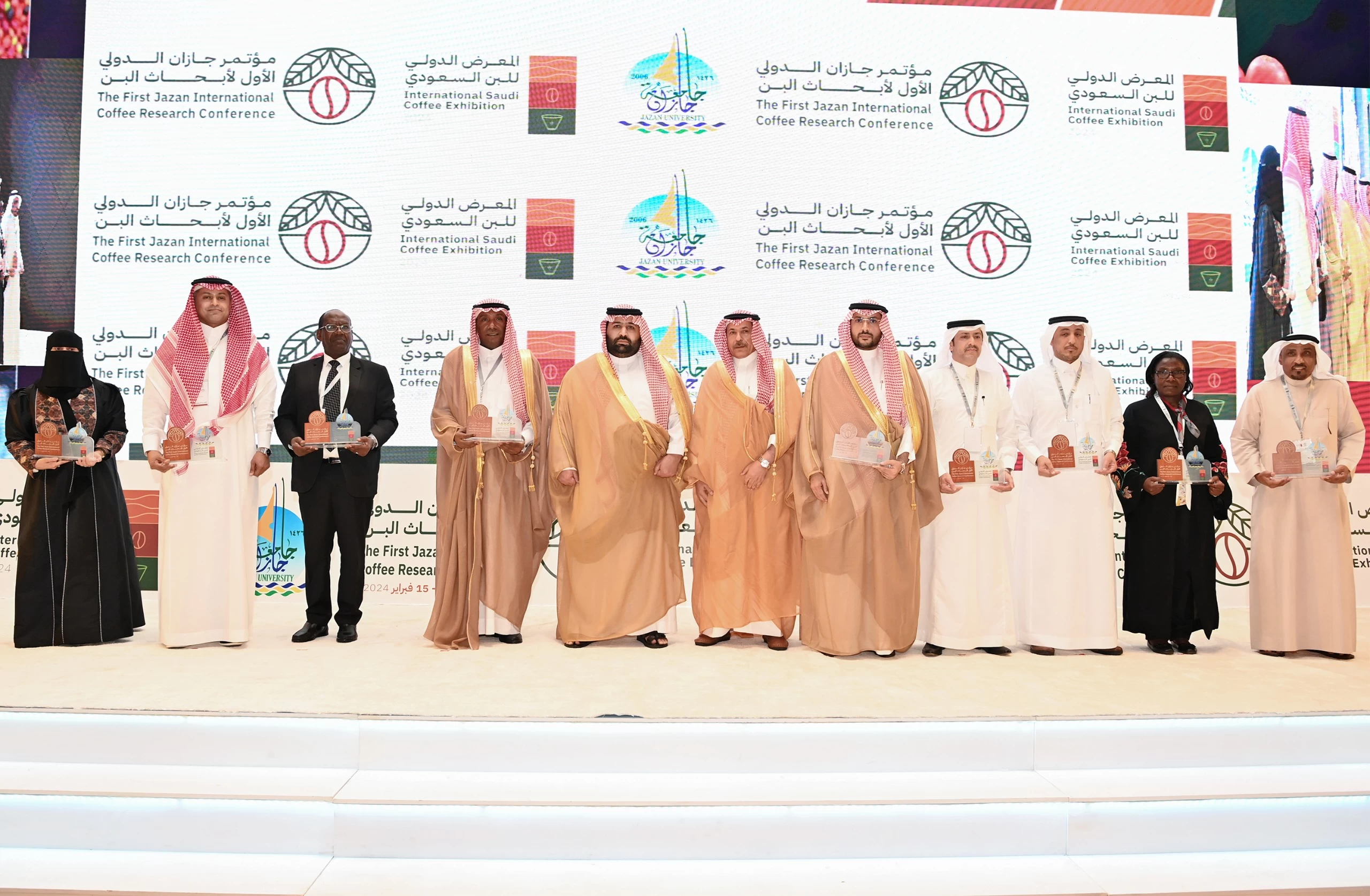 نائب أمير المنطقة يدشّن فعاليات مؤتمر جازان الدولي الأول لأبحاث البن.