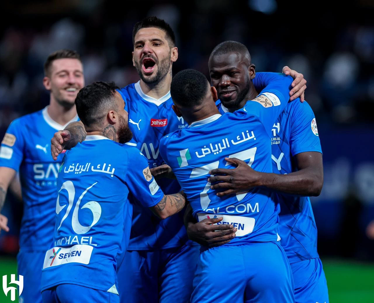 الهلال يواصل صدارته بثلاثية في مرمى الرائد.