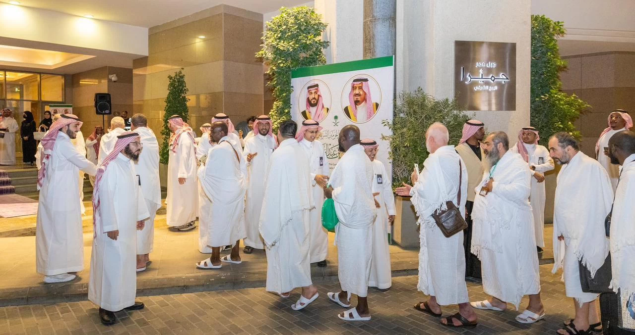 ضيوف خادم الحرمين الشريفين من الدفعة الثالثة يصلون مكة ويؤدون مناسك العمرة. 