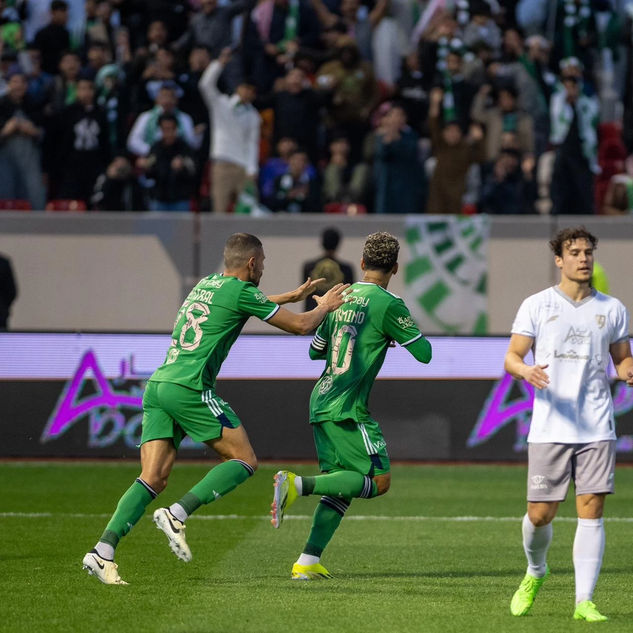 الأهلي يضرب شباك الطائي برباعية.