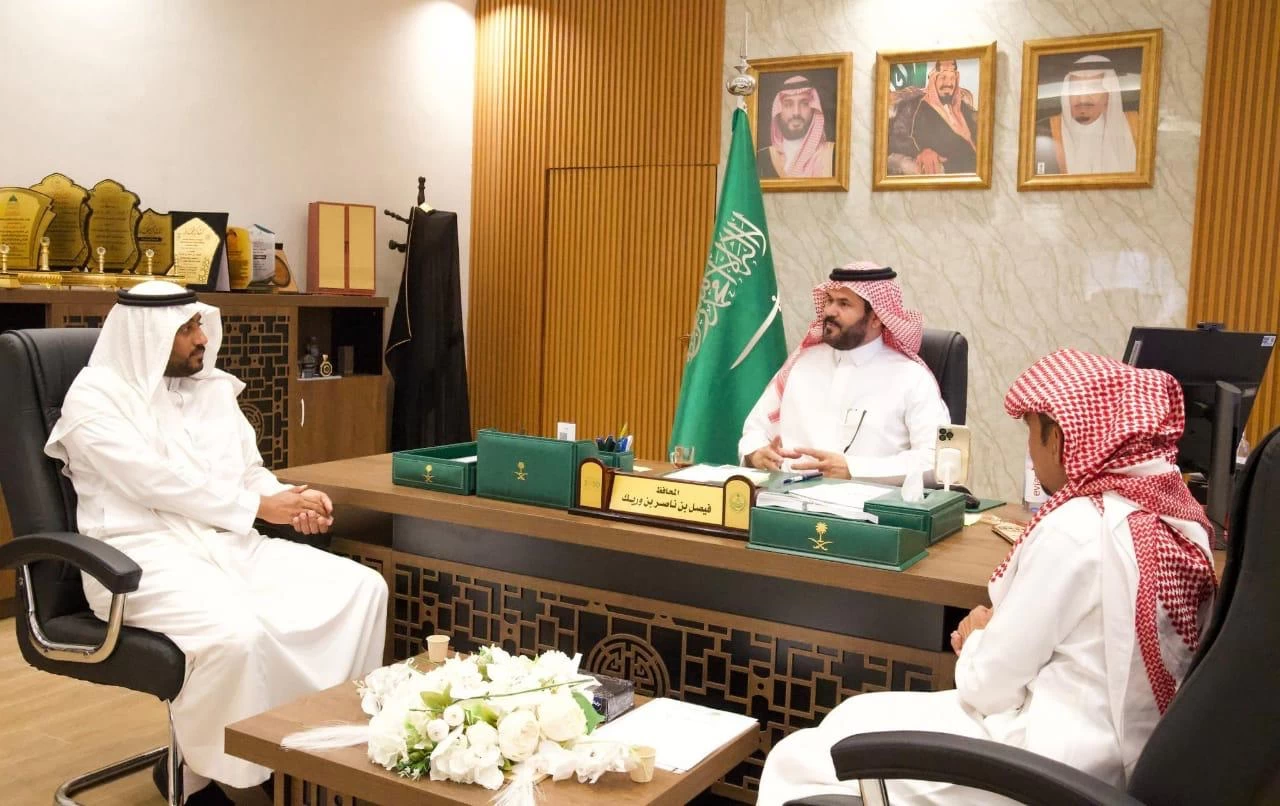 رئيس الجمعية التعاونية الزراعية بمحافظة الدرب يلتقى بالمدير التنفيذي لجمعية المانجو والفواكة الإستوائية بالمحافظة