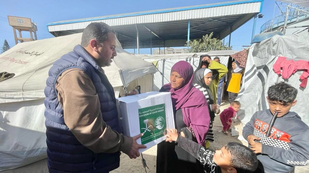 مركز الملك سلمان للإغاثة يواصل توزيع مساعداته الإغاثية للمتضررين في قطاع غزة