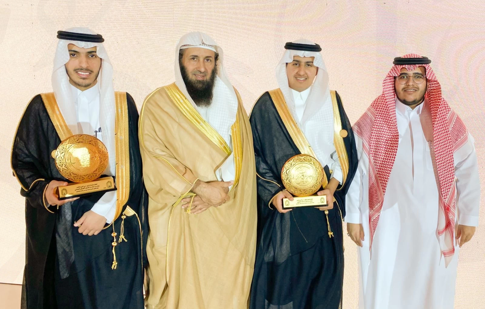 طلاب جمعية نبأ لتحفيظ القرآن الكريم بخميس مشيط يفوزون بجائزة خادم الحرمين الشريفين لحفظ القرآن الكريم 