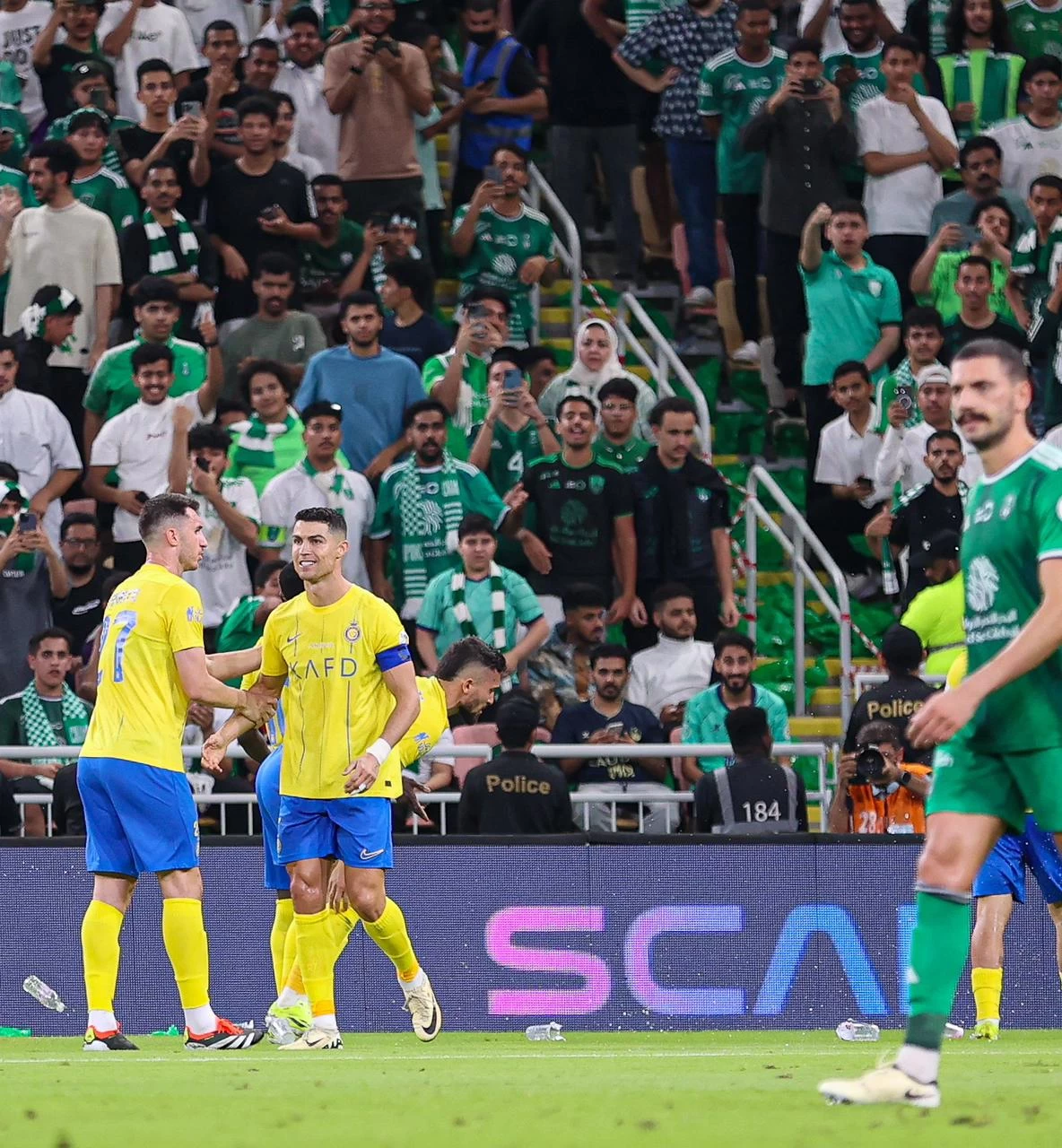 النصر يكسب نقاط الأهلي وينفرد بوصافة الدوري.  