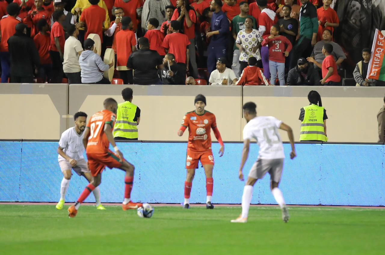 التعادل الإيجابي يحسم مواجهة الطائي والاتفاق. 