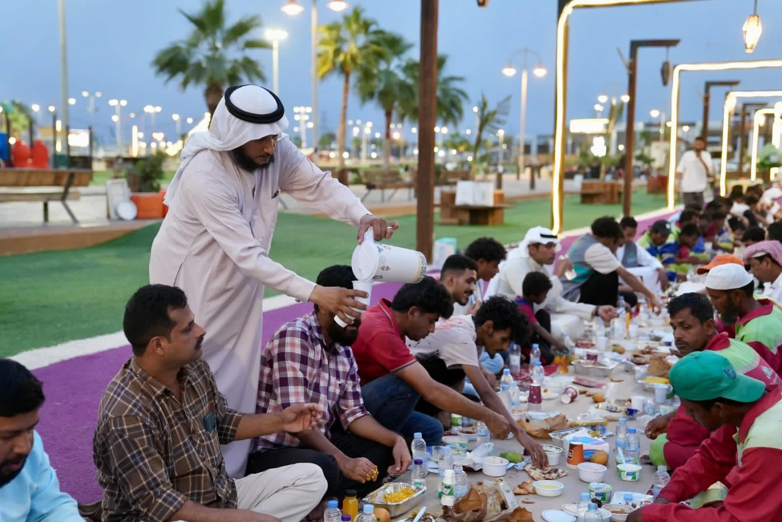 بلدية محافظة صبيا تنظم مائدة إفطار رمضاني تحت شعار "إفطار الجود بصبيا"