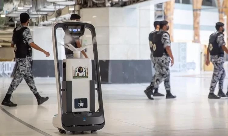 رئاسة الشؤون الدينية تفعل أجهزة الروبوت التوجيهي بعدة لغات لإثراء تجربة قاصدي المسجد الحرام 