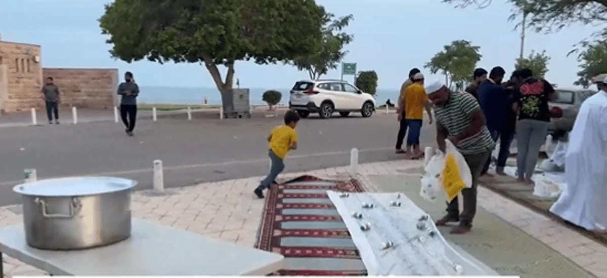 مواطن يجسد معاني الإنسانية عبر تفطير الصائمين في شهر رمضان المبارك 