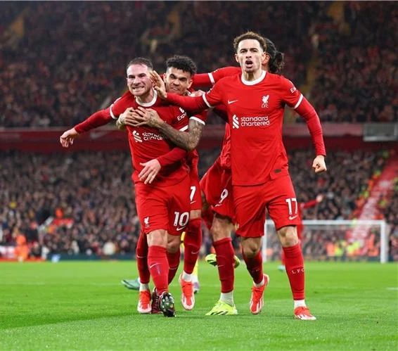 ليفربول يستعيد صدارة الـ Premier League بثلاثية في مرمى شيفليد يونايتد 