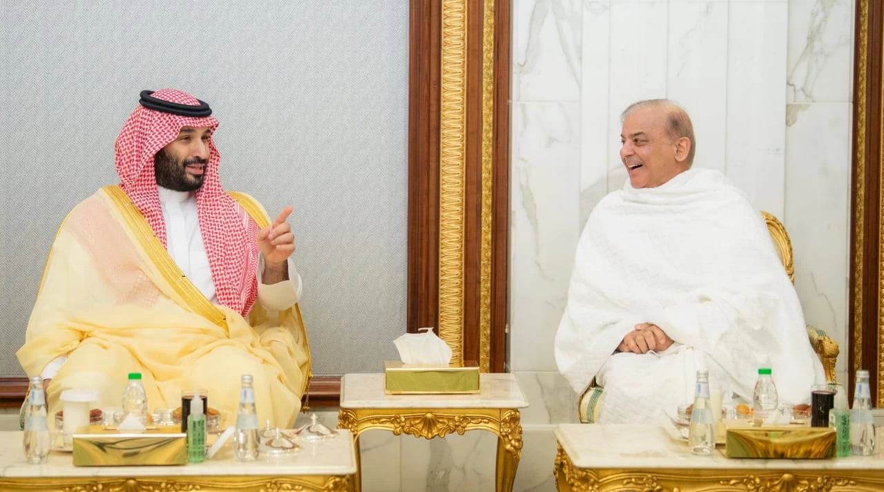 ولي العهد يستقبل رئيس وزراء باكستان بحضور ولي عهد البحرين