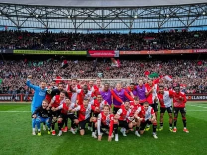 "أياكس" الهولندي يتلقى خسارة ثقيلة أمام غريمه التقليدي فينورد بستة أهداف مقابل لاشيء 