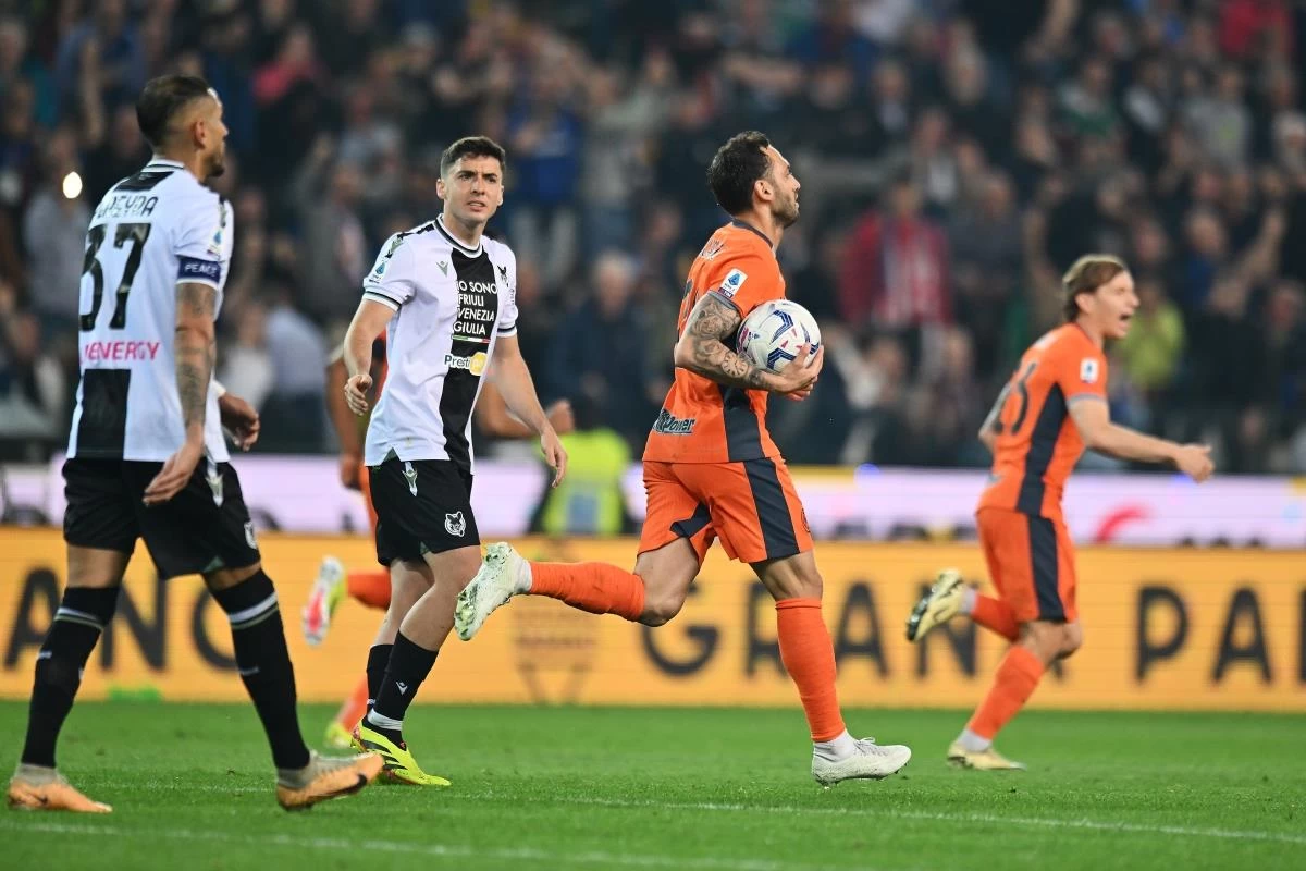 إنتر ميلان يتخطى أودينيزي بثنائية ويقترب من تحقيق لقب الدوري الإيطالي 