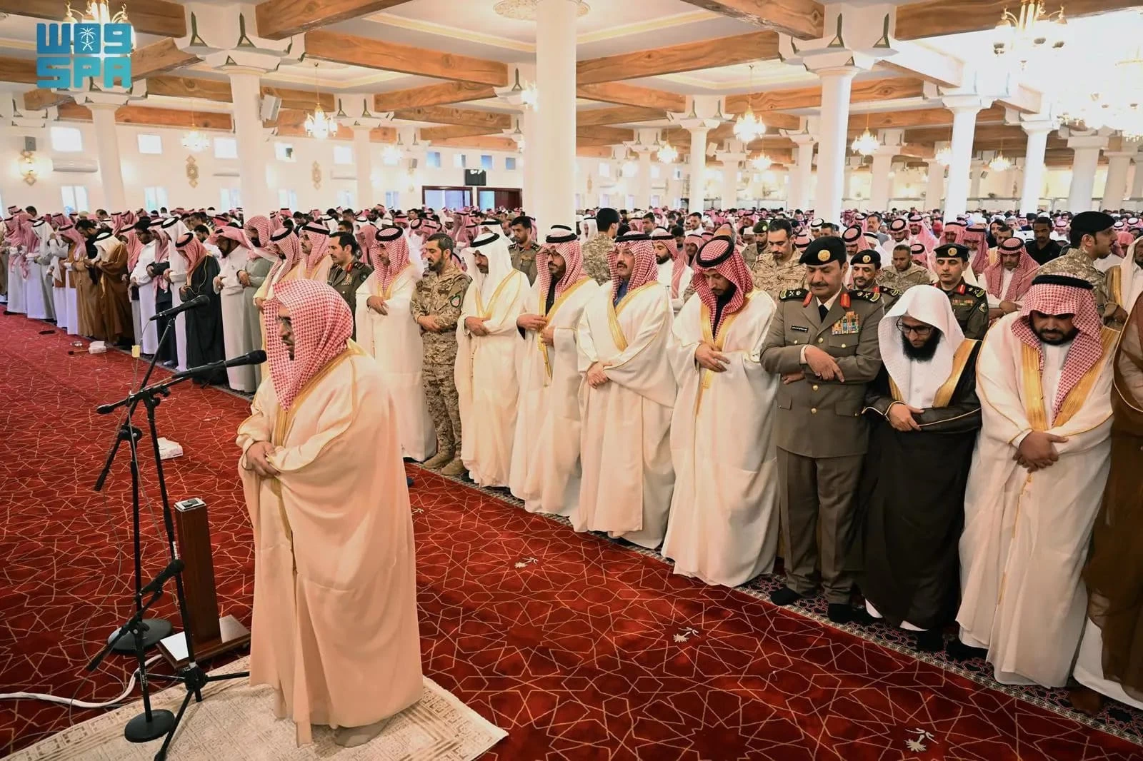 أمير منطقة عسير ونائبه يؤديان صلاة عيد الفطر المبارك