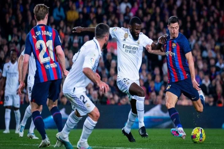 ريال مدريد يستضيف برشلونة في قمة كروية منتظرة  