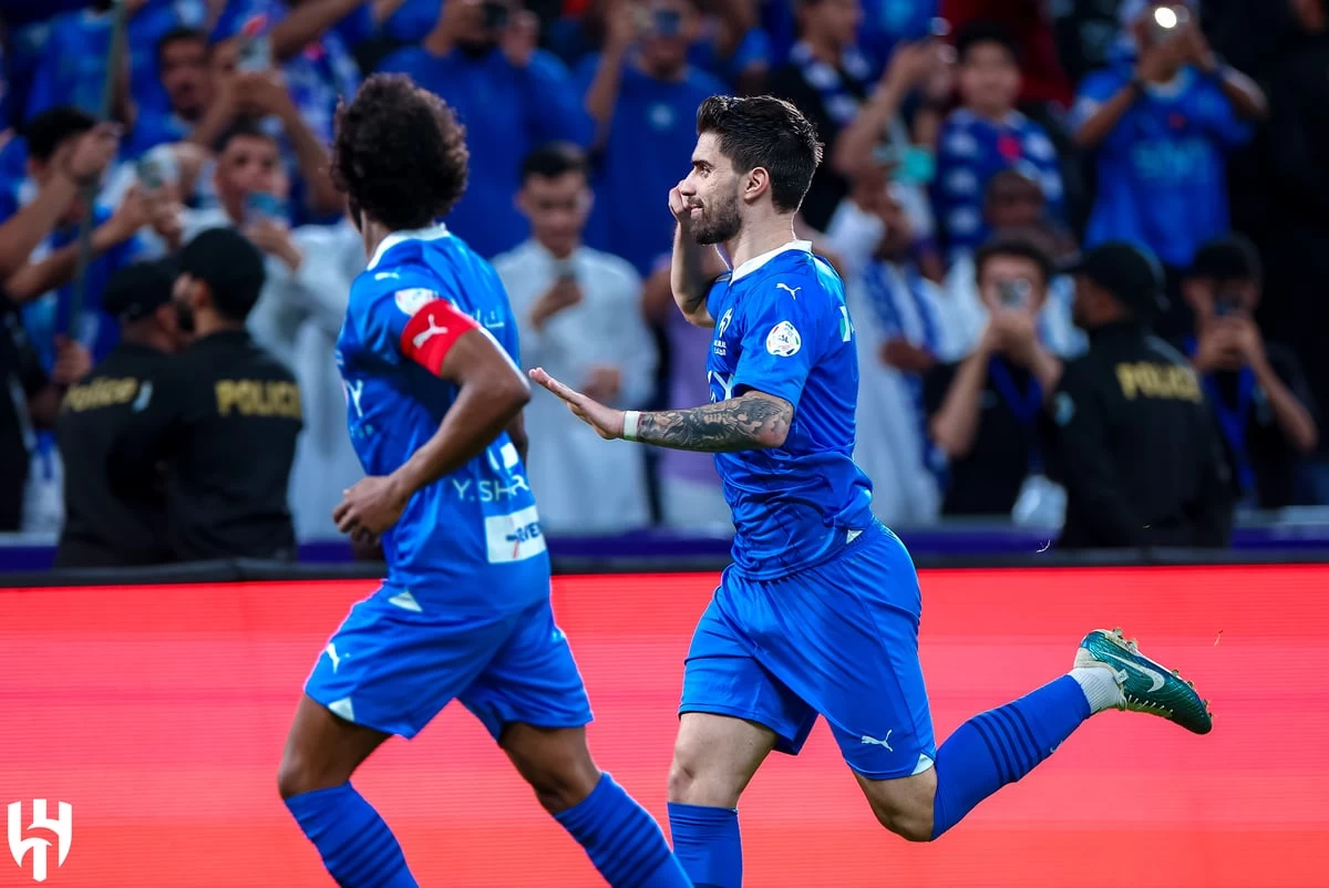 الهلال يعزز صدارته لـ«دوري روشن» بالفوز على الفتح