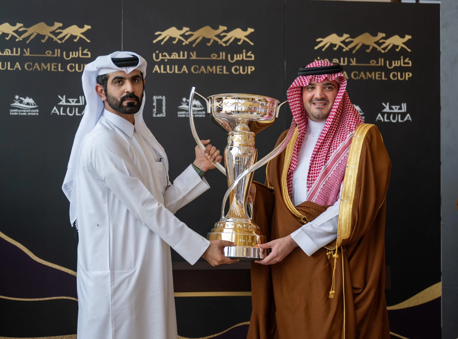الأمير عبدالعزيز بن سعود يتوج الفائزين بكأس العلا للهجن في نسخته الثانية