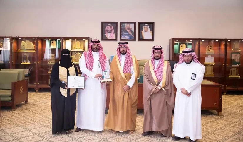 محافظ الخرج يكرم المعلمة الدليمي بمناسبة فوزها بجائزة الأمير فيصل بن بندر للتميز والإبداع