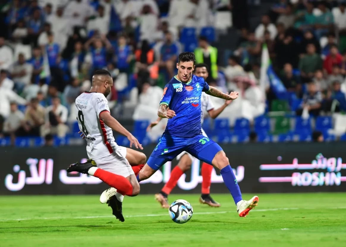 بـ10 لاعبين الرياض يدرك التعادل أمام الفتح