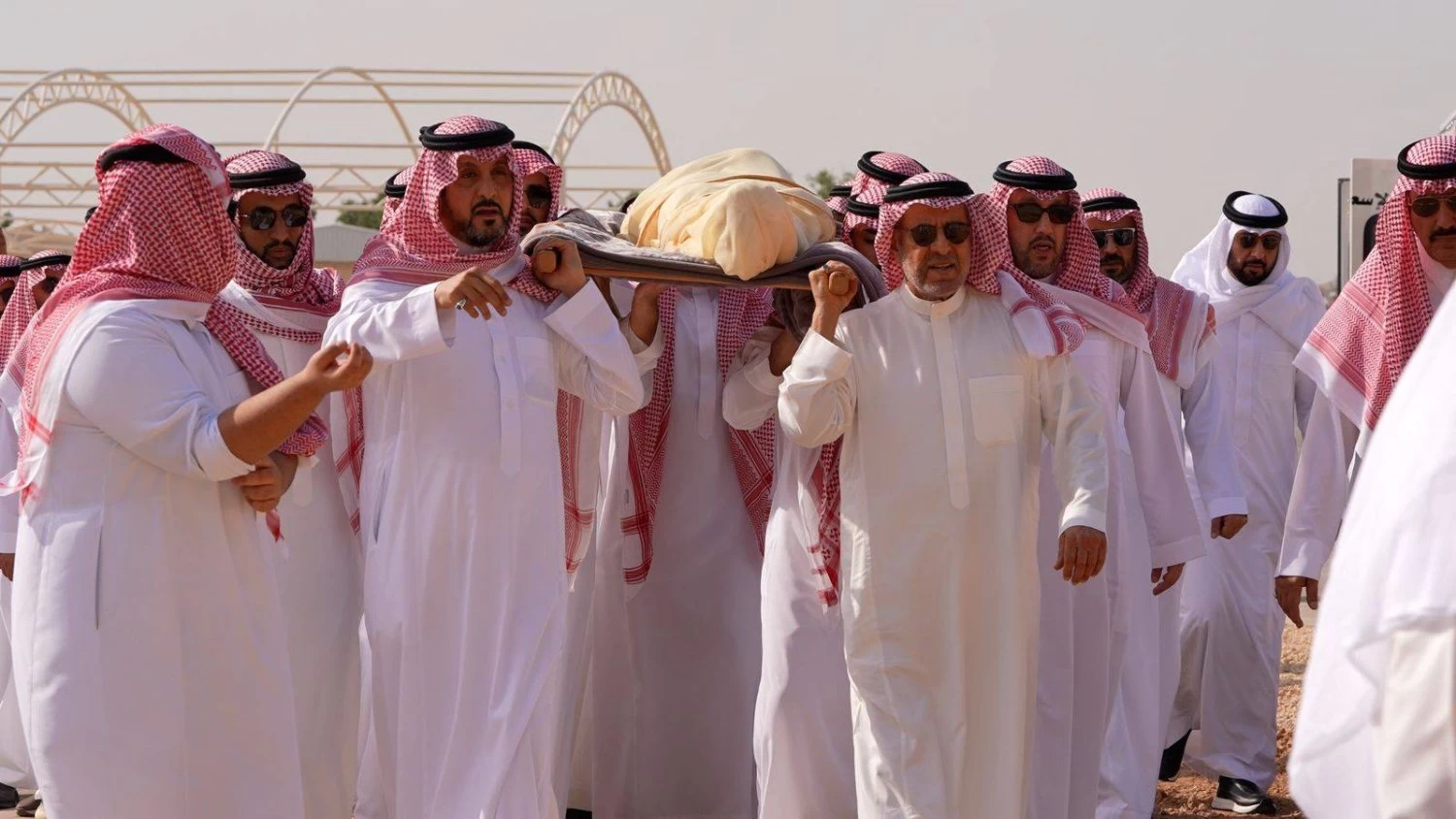 الحزن يلفّ الرياض في وداع البدر