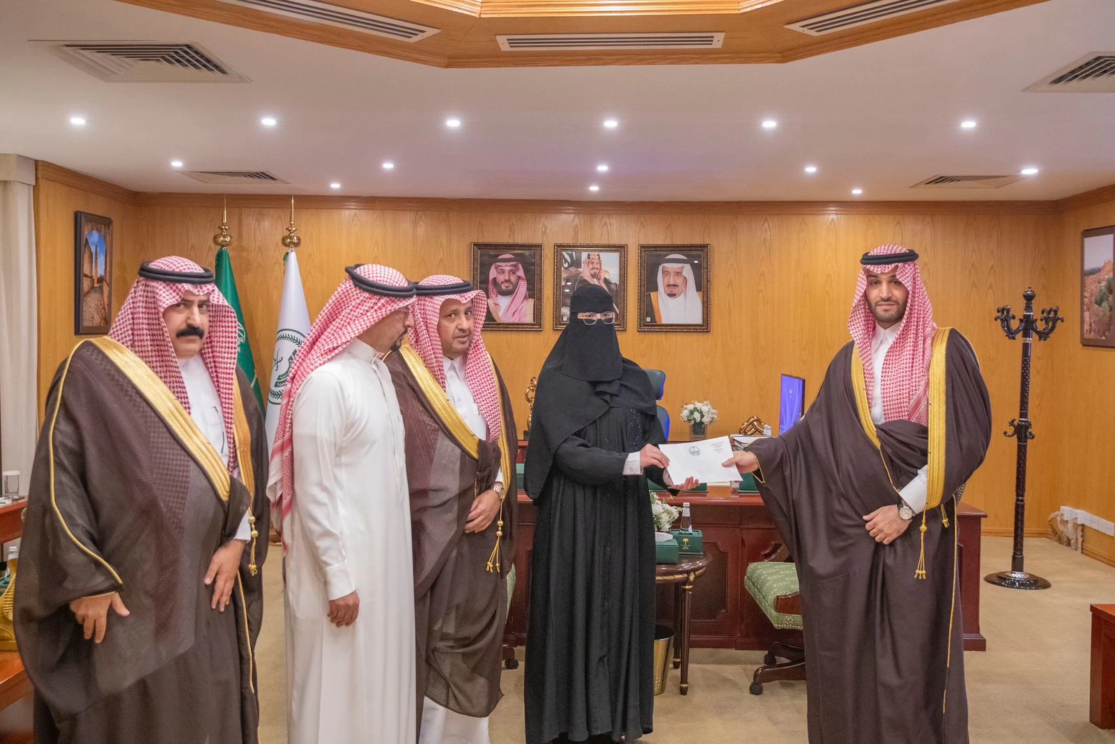 الأمير متعب بن مشعل يكرم الطالبة الريس لفوزها في مبادرة "منافس"