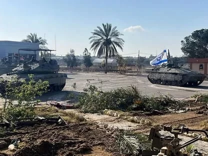 الدبابات الإسرائيلية تقتحم معبر رفح على الجانب الفلسطيني