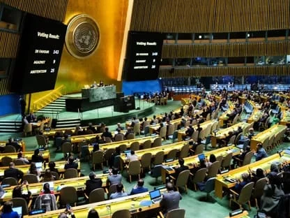 اعتماد قرار يدعم طلب عضوية السلطة الفلسطينية في الأمم المتحدة.. ومندوب إسرائيل يمزق ميثاق المنظمة