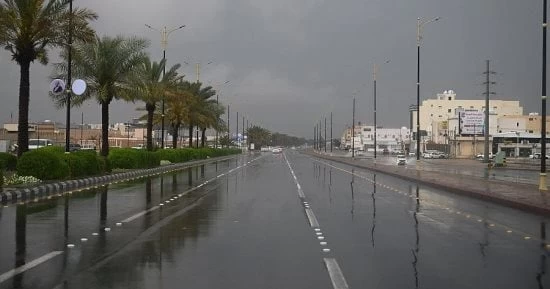 أمطار متوسطة إلى غزيرة وزخات من البرد على عدد من المناطق 