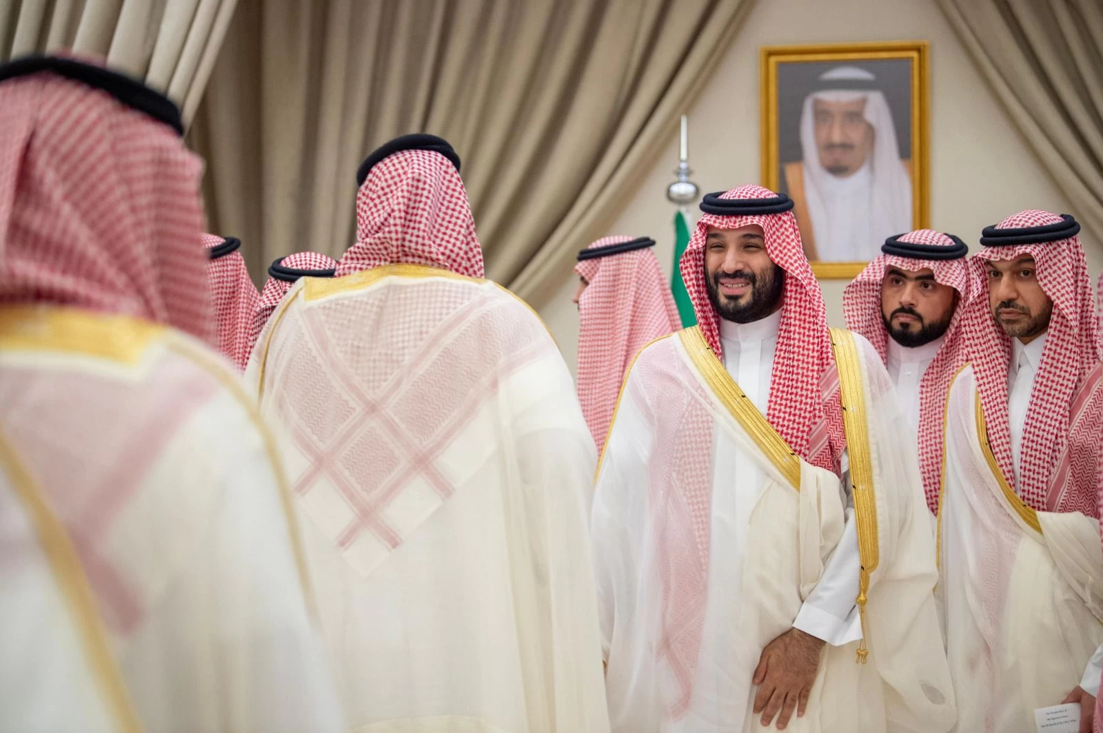 سمو ولي العهد يستقبل في المنطقة الشرقية أصحاب السمو والفضيلة والمعالي وجمعاً من المواطنين