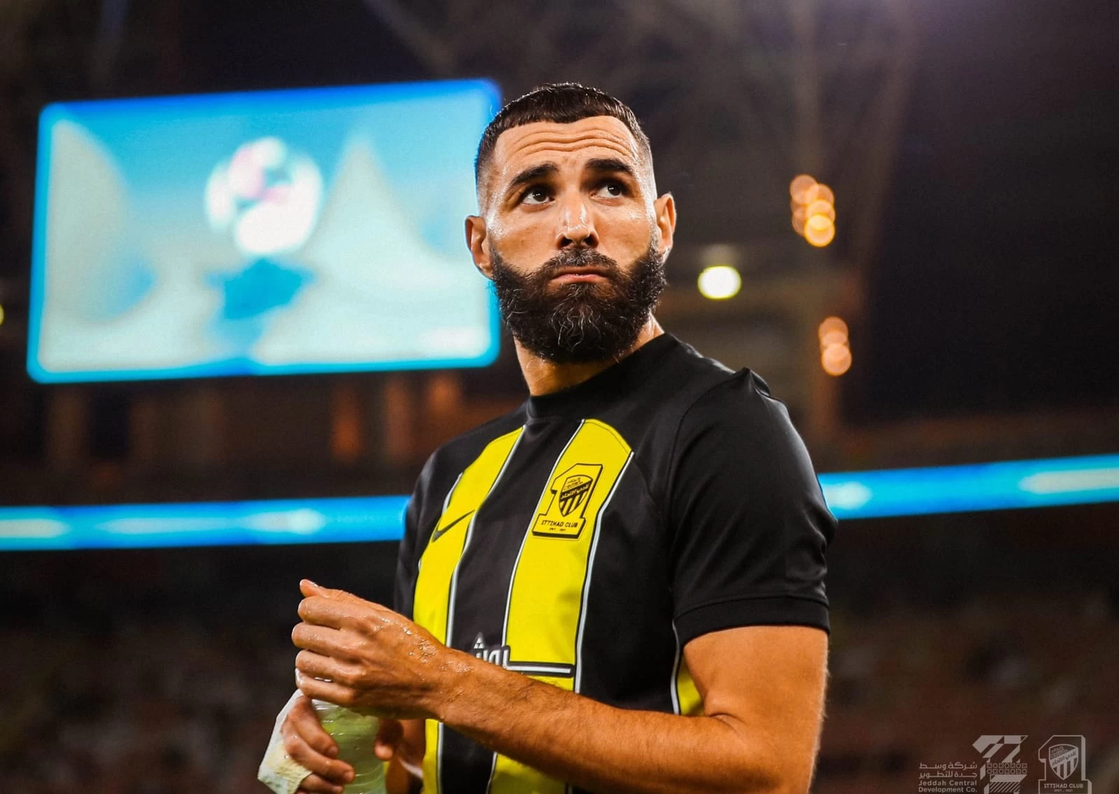 "ريليفو" الإسبانية : صناع القرار في دوري روشن يرفضون رحيل بنزيما 