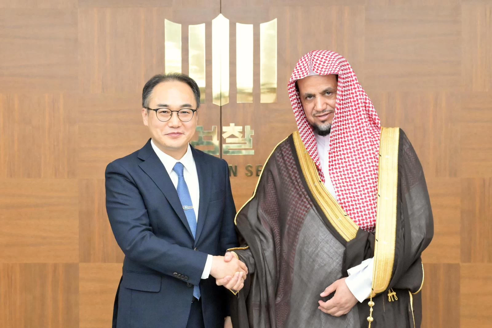 النائب العام يلتقي نظيره الكوري الجنوبي في سيئول