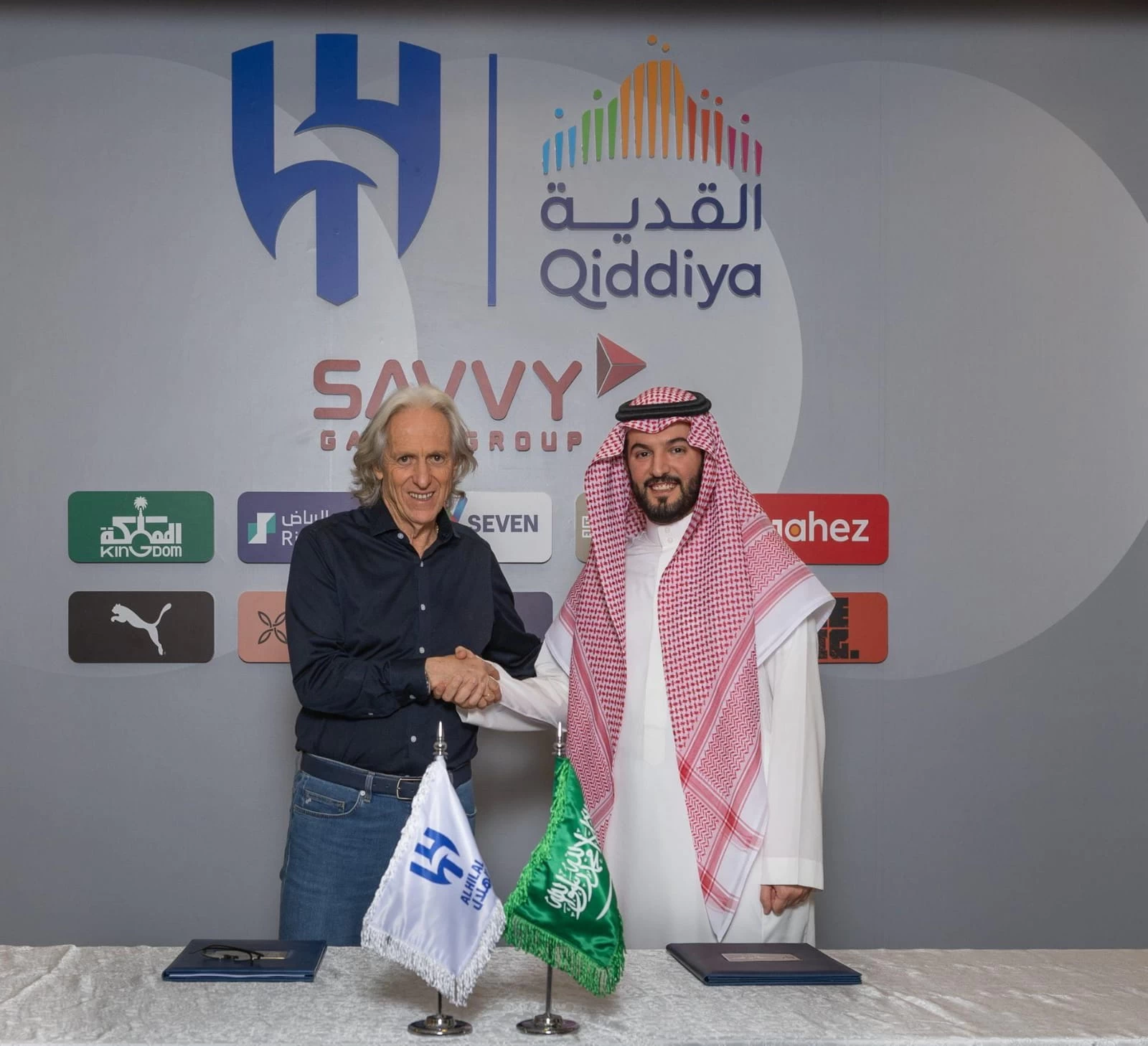 الهلال يعلن تجديد عقد مدربه البرتغالي جيسوس