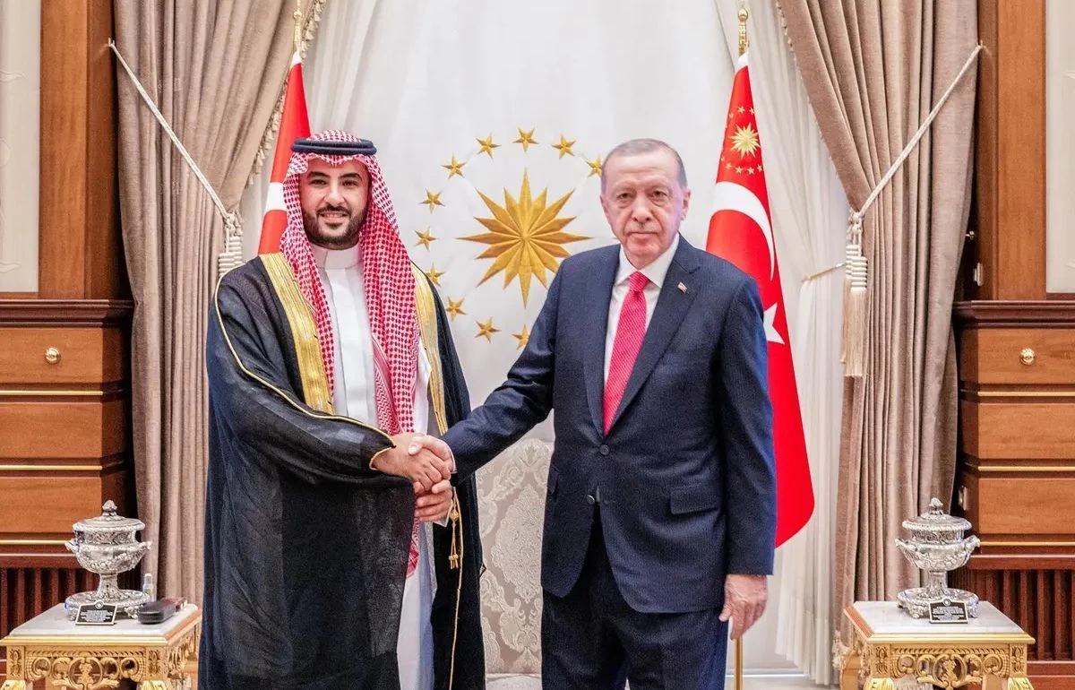 بتوجيه من القيادة.. سمو وزير الدفاع يلتقي رئيس جمهورية تركيا