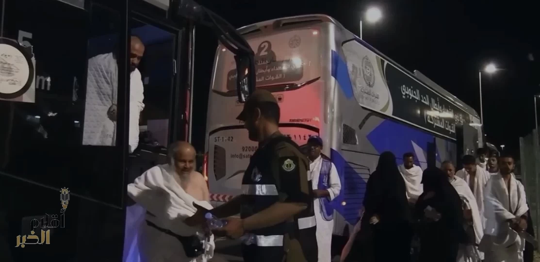 حجاج ذوي الشهداء والمصابين يصلون إلى الجمرات بعد مبيتهم في مزدلفة