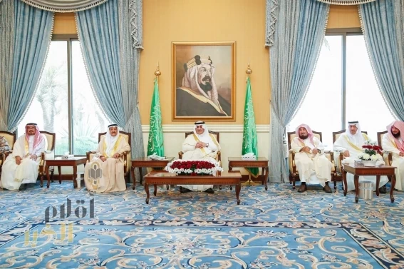 أمير منطقة تبوك يستقبل المهنئين بعيد الأضحى