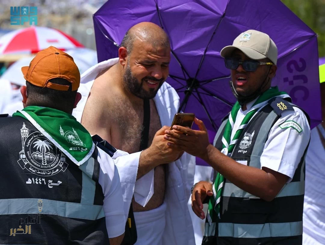 شباب سعوديون يطوعون قدراتهم لخدمة ضيوف الرحمن
