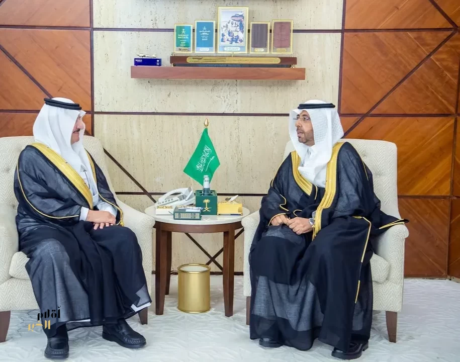 أمير المنطقة الشرقية يستقبل المدير التنفيذي لمركز زراعة الأعضاء المتميز بمستشفى الملك فهد التخصصي بالدمام