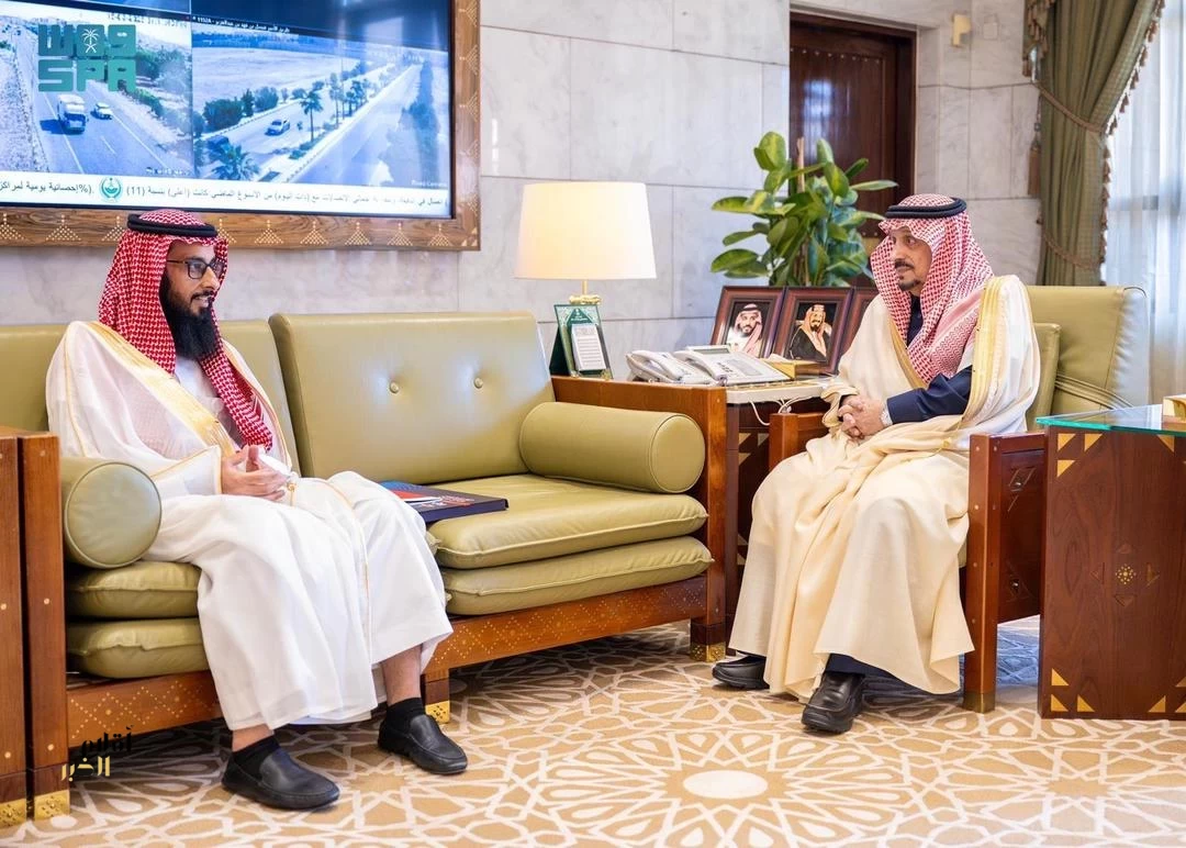 أمير الرياض يستقبل مدير فرع الهلال الأحمر بالمنطقة