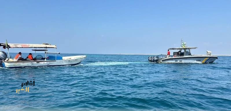 حرس الحدود بمنطقة جازان ينقذ شخصين تعطلت واسطتهما البحرية في عرض البحر