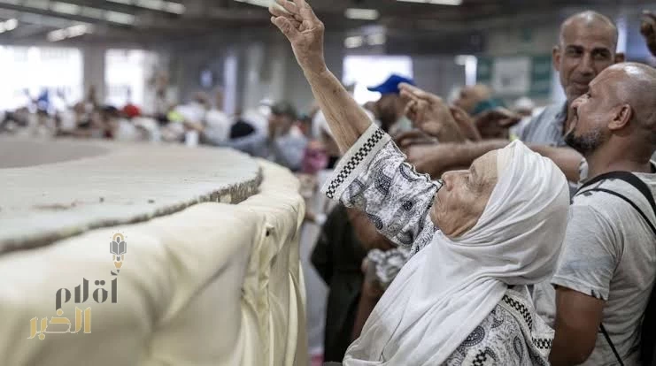 حجاج ذوي الشهداء والمصابين يرمون الجمرات الثلاث في أول أيام التشريق