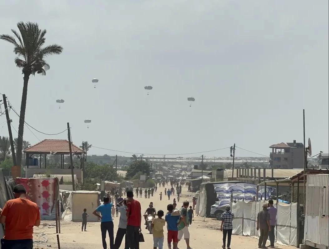 المملكة تواصل عمليات الإسقاط الجوي للمساعدات الغذائية النوعية على قطاع غزة بالتعاون مع الأردن