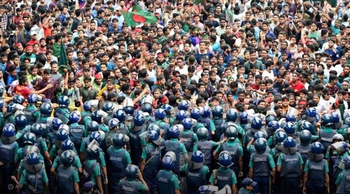بنجلاديش . . الاحتجاجات تتواصل والحكومة تفرض حظر التجول وانتشار الجيش بجميع أنحاء البلاد لحفظ الأمن