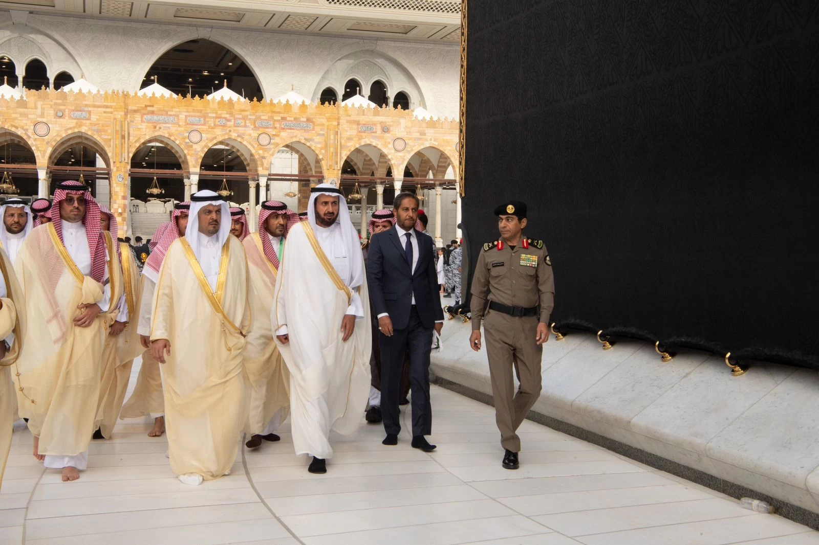 نيابة عن خادم الحرمين الشريفين.. نائب أمير منطقة مكة المكرمة يتشرف بغسل الكعبة المشرفة