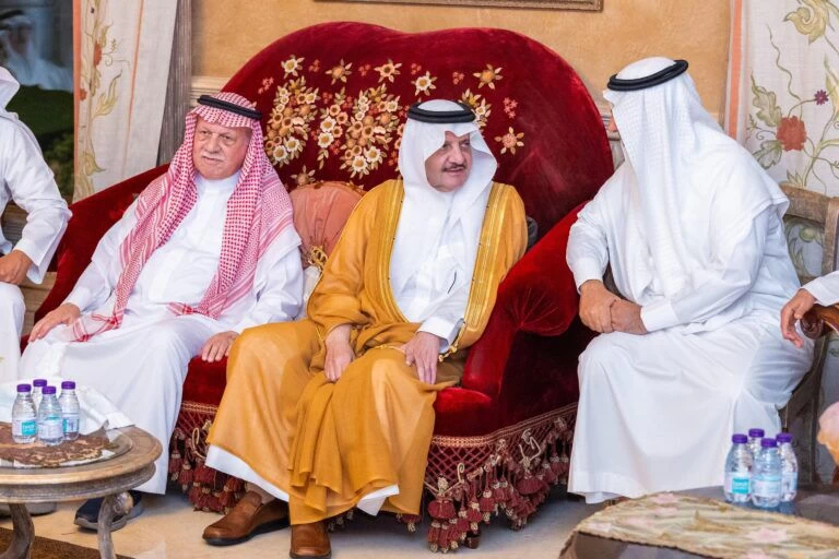 أمير الشرقية يعزي أسرة العجلان