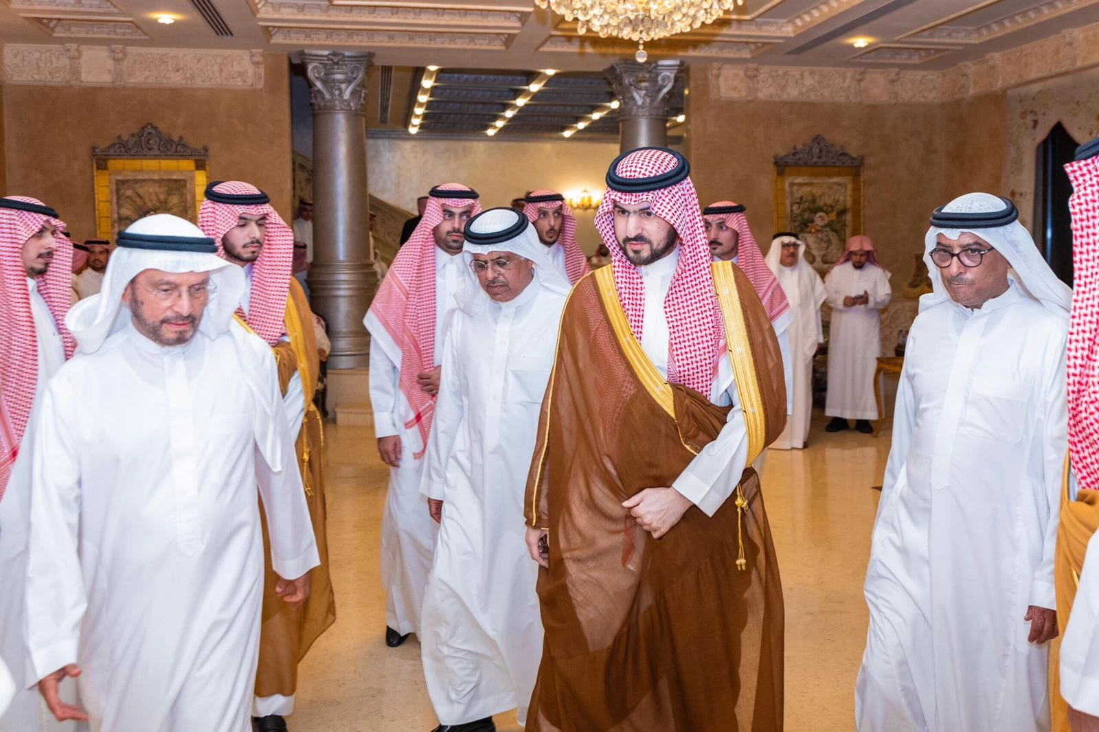 نائب أمير الشرقية يقدم العزاء لأسرة العجلان