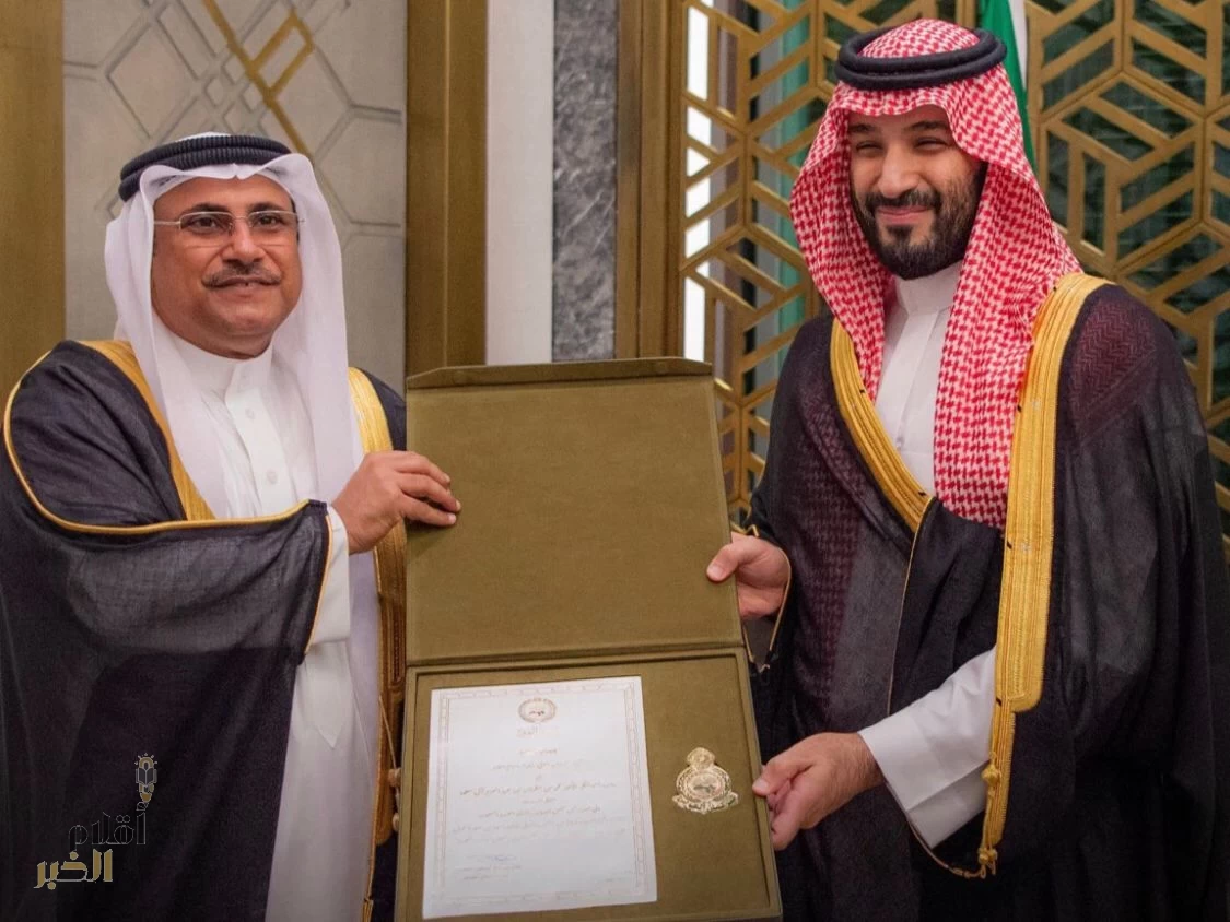 البرمان العربي يمنح الأمير محمد بن سلمان (وسام القائد) . 